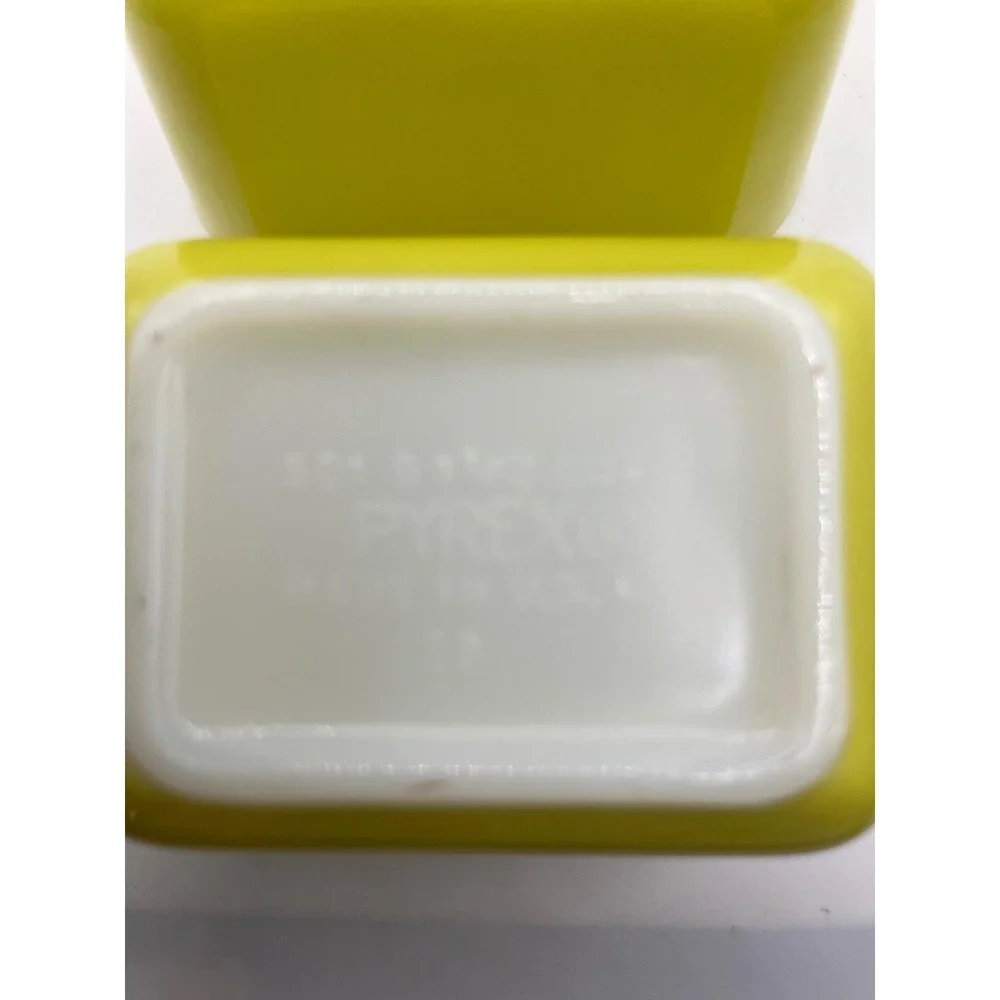 Vintage Pyrex. yellow set of two refrigerator dishes‎